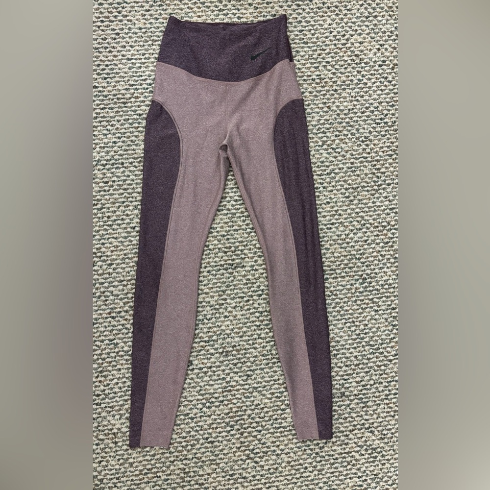 Two-Tone High-Waisted Nike Leggings xs
